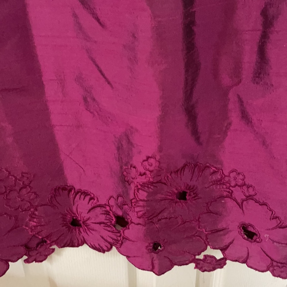 ADRIANNA PAPELL Embroidered V- Neckline and hem. - Picture 4 of 5